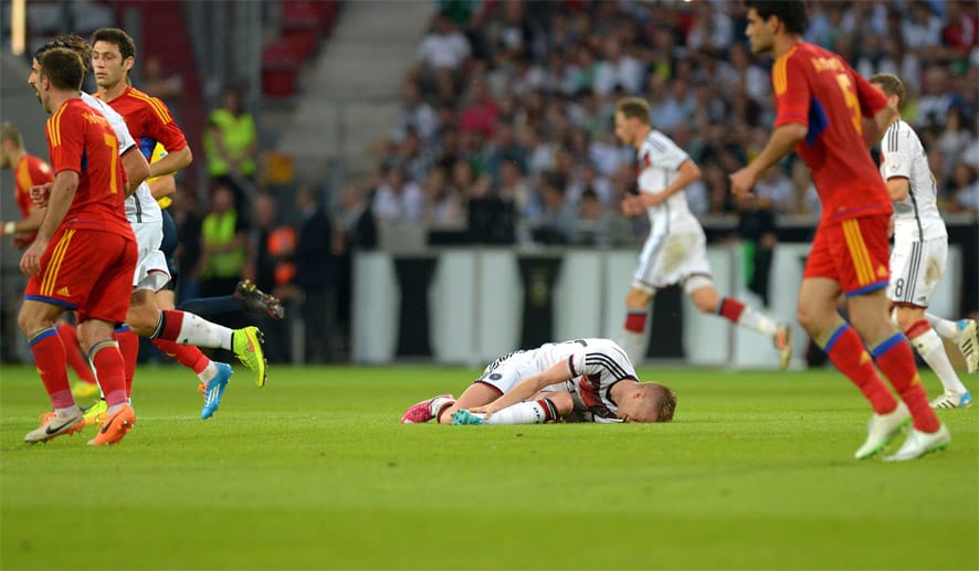 Bangen um Marco Reus: Der Mittelfeldakteur knickt kurz vor der Halbzeitpause im Zweikampf um und verletzt sich am linken Sprunggelenk.