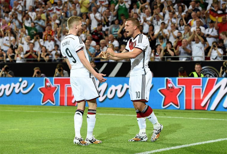 Torschützen unter sich: Schürrle (li.) gratuliert Podolski zu dessen Treffer. Am Ende gewinnt die DFB-Elf 6:1 gegen Armenien und die WM-Generalprobe ist geglückt. Allerdings musste die deutsche Mannschaft den Sieg mit der Verletzung von Reus teuer bezahlen.