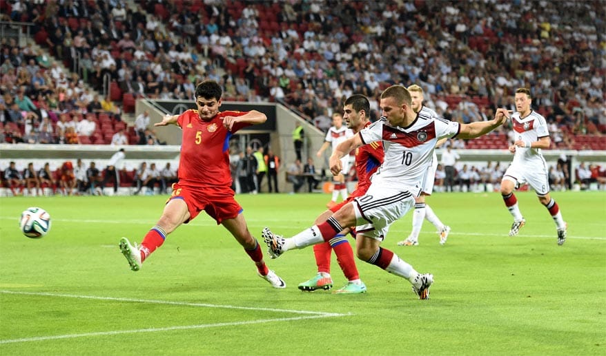 Podolski macht ein super Spiel und gibt neben seinem Treffer (2:1) drei Torvorlagen. Zuvor hatte Armenien per Foulelfmeter ausgeglichen.