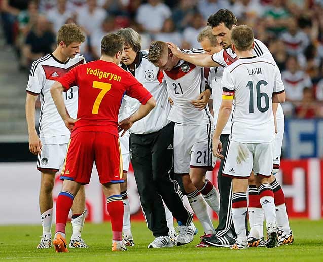 Trost für den Teamkameraden: Mats Hummels (Zweiter von rechts) gibt dem verletzten Marco Reus bei dessen bitteren Gang vom Platz einen Klaps auf den Kopf.