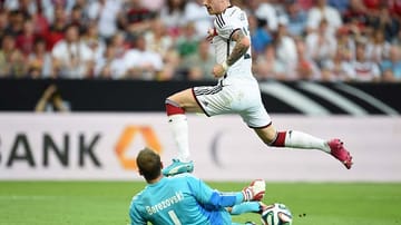 Da war die Welt noch in Ordnung: Marco Reus versucht im Spiel gegen Armenien den gegnerischen Torhüter auszuspielen. Wenig später muss der deutsche Nationalspieler verletzt vom Platz.