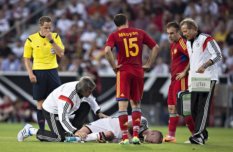 Erstversorgung: Hans-Wilhelm Müller-Wohlfahrt (links), Arzt der deutschen Nationalmannschaft, kümmert sich um den verletzten Marco Reus.