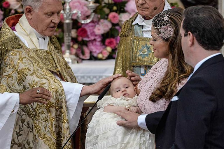 Ganz entspannt und selig schlummernd: Prinzessin Leonore verschlief ihre Taufe am 8. Juni 2014 in der Kirche von Schloss Drottningholm, dem Wohnsitz der schwedischen Königsfamilie.