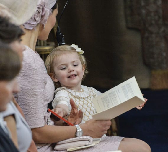 Bei Leonores Taufe wurde die zweijährige Estelle durch ihre kleinen "Showeinlagen" zum heimlichen Star der Feierlichkeiten. Sie stellte die Schuhe ganz unroyal auf den Stuhl und kostete ihre Mama einige Nerven.
