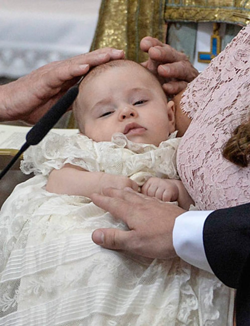 Bei ihrer Taufe hielt Prinzessin Leonore brav still und schlummerte an ihrem großen Tag in den Armen von Mama Madeleine fast weg.