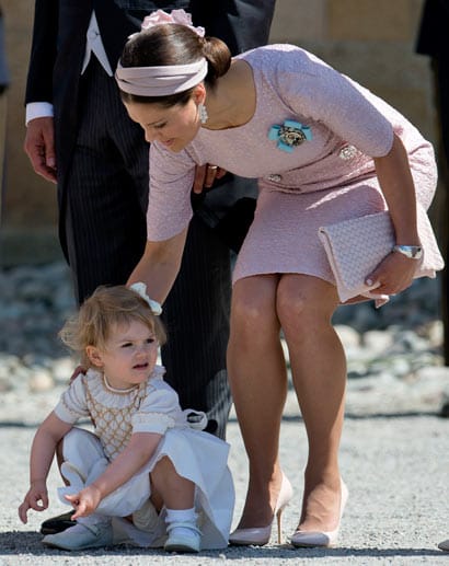 Vor der Kirche hatte die süße Estelle Besseres zu tun, als sich wie eine echte Prinzessin zu benehmen. Schnell saß die zweijährige Prinzessin wieder auf dem Boden, bevor Mutter Victoria einschreiten konnte.