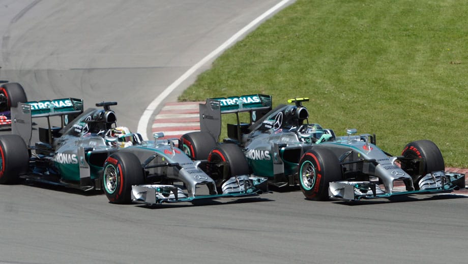 Beim Start des Großen Preises von Kanada sind die Silberfpfeile noch vorne. Hamilton (li.) attackiert seinen Teamkollegen Rosberg. Die beiden berühren sich wohl leicht, der Engländer kommt aber nicht vorbei.