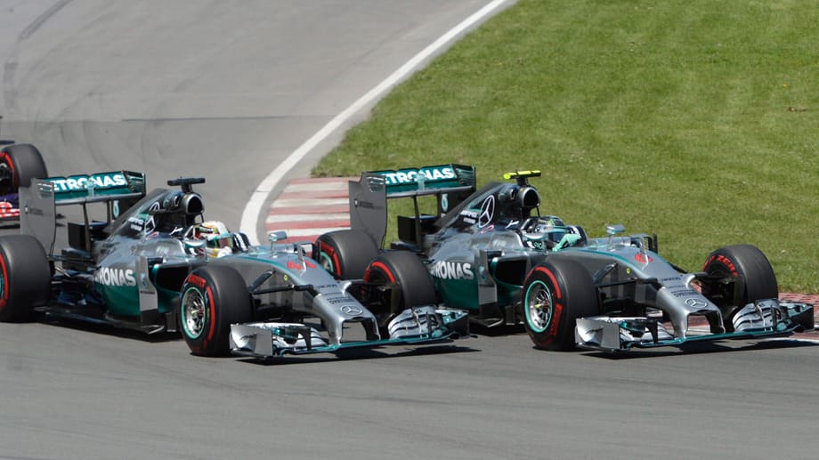 Beim Start des Großen Preises von Kanada sind die Silberfpfeile noch vorne. Hamilton (li.) attackiert seinen Teamkollegen Rosberg. Die beiden berühren sich wohl leicht, der Engländer kommt aber nicht vorbei.