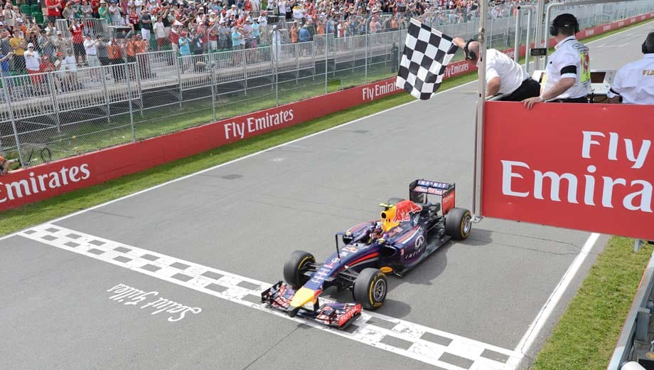 Daniel Ricciardo überquert die Ziellinie unter Gelben Flaggen als Erster. Es ist für ihn die Premiere als Formel-1-Sieger.