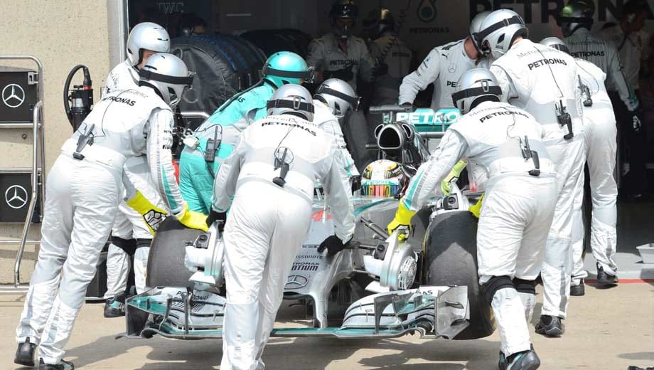 Lewis Hamilton strapaziert seine Bremsen laut Niki Lauda zu sehr, dass sie kaputt gehen und er das Rennen vorzeitig beenden muss.
