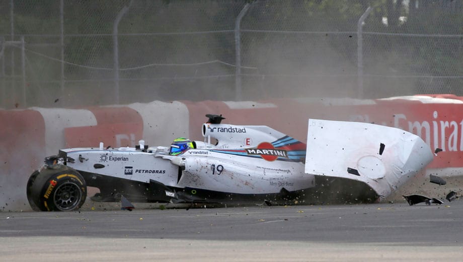 Beim Versuch Sergio Perez zu überholen, touchiert der Brasilianer dann jedoch den Boliden seines F1-Kontrahenten. Beide krachen hart in die Reifenstapel - bleiben zum Glück aber unverletzt.