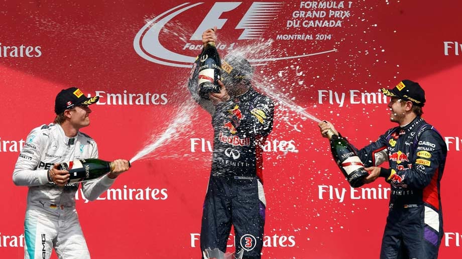 Nico Rosberg (li.) und Sebastian Vettel (re.) feiern Sieger Daniel Ricciardo.