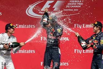 Nico Rosberg (li.) und Sebastian Vettel (re.) feiern Sieger Daniel Ricciardo.