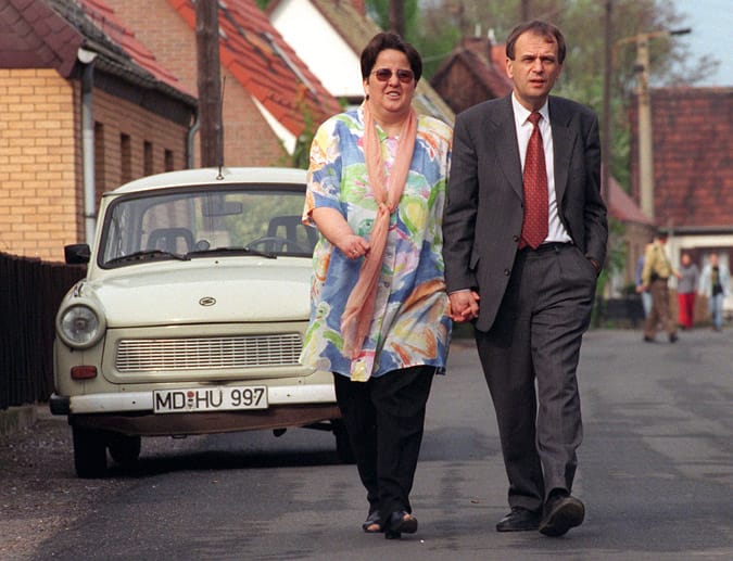 Hand in Hand läuft der Ministerpräsident von Sachsen-Anhalt mit seiner Frau Renate 1998 zur Stimmabgabe ins Wahllokal.