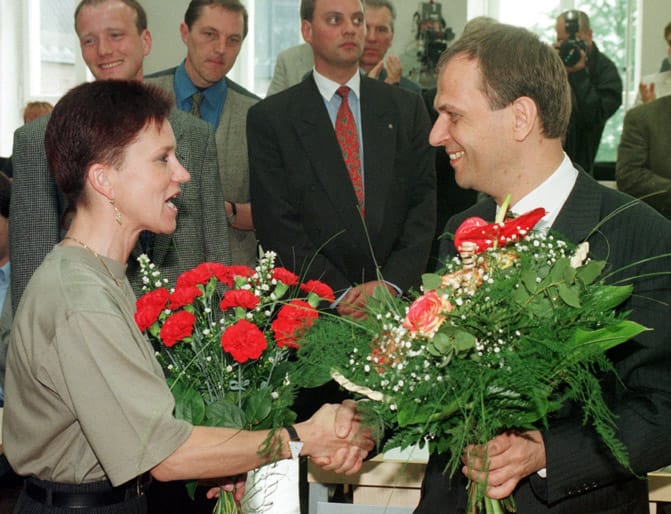 Mit einem Strauß roter Nelken gratuliert die PDS-Fraktionsvorsitzende Petra Sitte dem wiedergewählten Ministerpräsidenten von Sachsen-Anhalt 1998. Die Sozialdemokraten benötigten auch für die zweite Legislaturperiode die Unterstützung der Linken