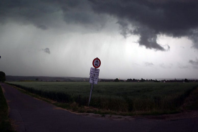 Die verheerende Wetterlage mit Sturm und Starkregen zog am Pfingstmontag bei Aachen-Orsbach auf.