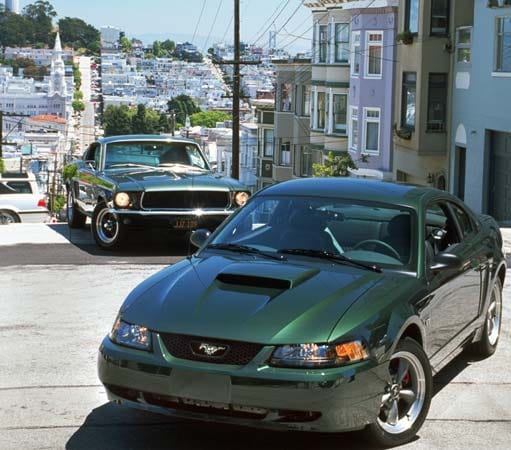 Der Ford Mustang aus dem legendären Bullitt-Film (hinten) - und vorne eine Neuauflage.