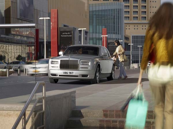 Der Rolls-Royce Phantom ist Luxus pur. Das gilt vor allem für das Flaggschiff der Serie, die Variante mit verlängertem Radstand. Der Rolls-Royce Phantom ist Luxus pur. Das gilt vor allem für das Flaggschiff der Serie, die Variante mit verlängertem Radstand.