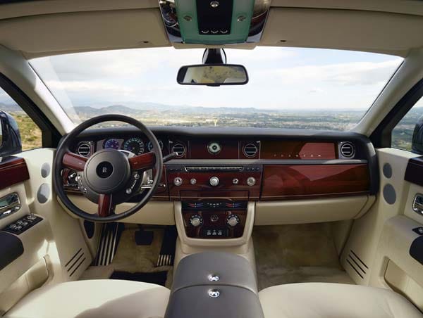 Feinste Materialien dominieren auch das Fahrercockpit. Hier verrichtet im Phantom für gewöhnlich ein Chauffeur seinen Dienst. Feinste Materialien dominieren auch das Fahrercockpit. Hier verrichtet im Phantom für gewöhnlich ein Chauffeur seinen Dienst.