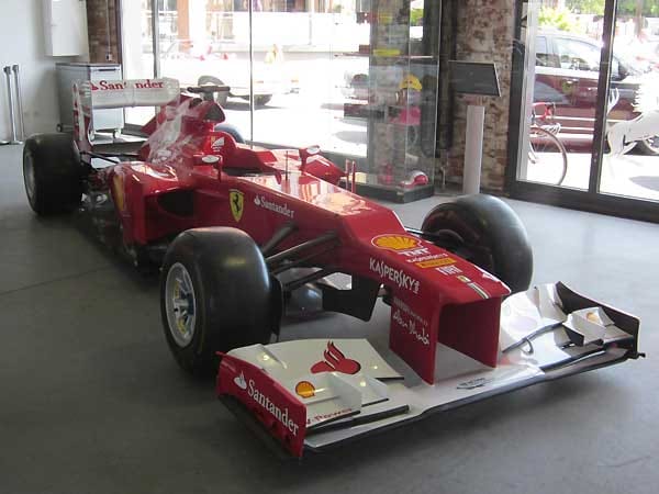 Im Erdgeschoss der Klassikstadt steht unter anderem ein F1-Bolide von Ferrari.