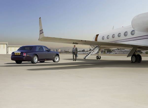 Der Phantom mit normalen Radstand kostet mindestens 411.204,50 Euro. Die lange Version schlägt mit 484.984,50 Euro zu Buche. Der Phantom mit normalen Radstand kostet mindestens 411.204,50 Euro. Die lange Version schlägt mit 484.984,50 Euro zu Buche.