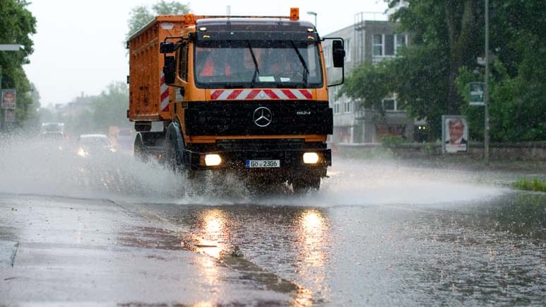 Die städtischen Entsorgungsbetriebe in Göttingen haben alle Hände voll zu tun. Für das Abpumpen des Wassers ist allerdings die Feuerwehr zuständig.