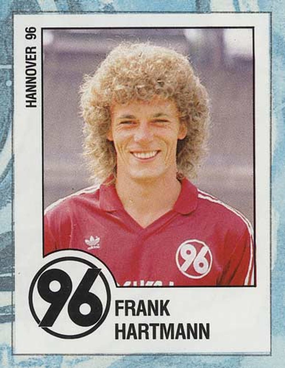 Hingegen hat Ex-Hannover- und Bayern-Spieler Frank Hartmann den anderen Kickern mit seiner Pudelmähne eher die Sicht verdeckt.