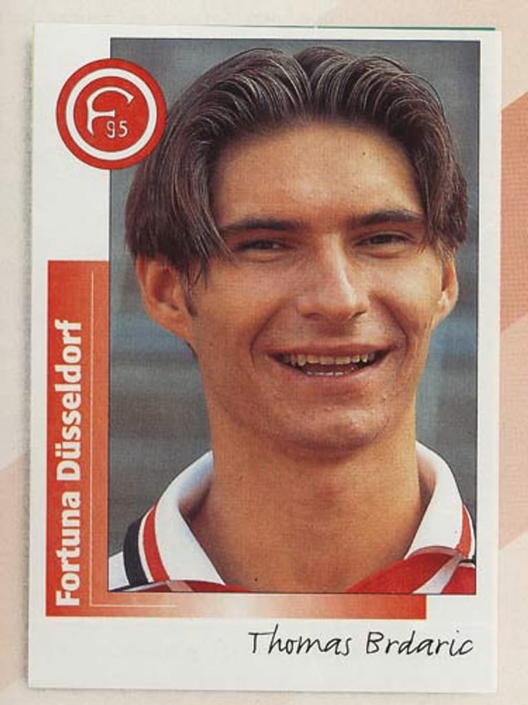 Mit seiner springbrunnenähnlichen Scheitelsymmetrie schaffte es Thomas Brdaric 2002 unter Rudi Völler sogar in die Nationalmannschaft. Später sorgte er mit einer Single für Aufmerksamkeit, die die legendäre Attacke von Olli Kahn auf Brdarics Hals thematisierte: "Katze Kahn, ich danke dir, dass du mich wach geschüttelt hast. Ja, ich hatte Angst vor dir."