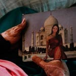 In ihren verbrannten Händen hält Renuka ein Foto von sich, als sie eine Reise zum Taj Mahal nach Indien machte - vor der Attacke. Die 19-jährige Nepalesin überlebte einen Brandanschlag. Sie sagt: "Ich war schön. Jetzt bin ich stark."