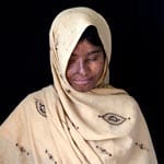 Der Bruder ihrer Freundin versuchte, Sidra aus Pakistan sexuell zu belästigen. Die 15-Jährige begann zu schreien. Die Mutter des Jungen hatte Angst vor einem Skandal und forderte ihren Sohn auf, das Mädchen mit Säure zu beschütten. Sidra ist auf beiden Augen fast blind. Der Täter wurde zu 25 Jahren, seine Mutter zu drei Jahren Gefängnis verurteilt.