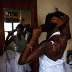Flavia aus Uganda wurde 2009 vor ihrem Elternhaus von einem Fremden angegriffen. Deutlich hat die Säure Spuren auf ihrem Rücken hinterlassen. Doch die 25-Jährige macht sich selbstbewusst hübsch, bevor sie zum Salsa-Tanzen geht.