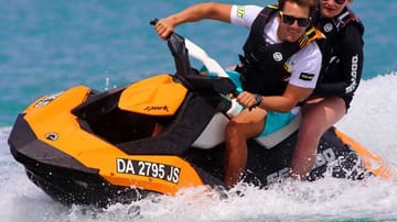 Der "Aquascooter" Sea-Doo Spark macht dem Jet Ski Konkurrenz und bringt Motorradfeeling aufs Wasser.