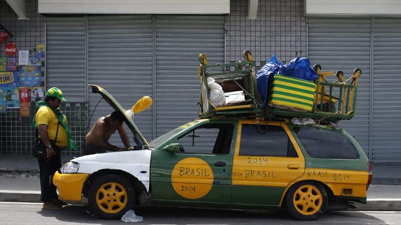 Einige Stunden vorher herrscht noch die Ruhe vor dem Sturm: Dieses Auto im WM-Spielort Manaus wird noch fit gemacht. In Sao Paulo steigt derweil...