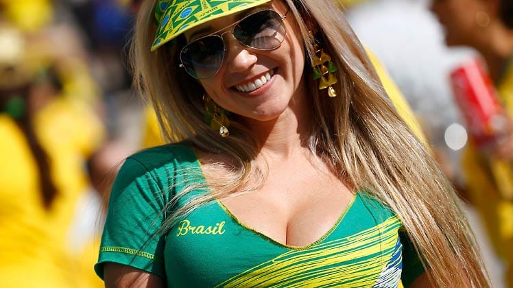 ...Zuschauer, wie diese Brasilianerin, freuen sich auf die kommenden Fußball-Wochen. Während...