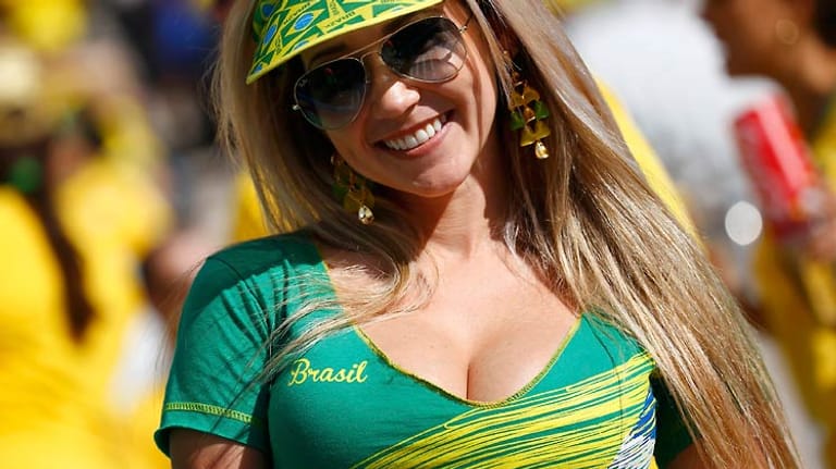 ...Zuschauer, wie diese Brasilianerin, freuen sich auf die kommenden Fußball-Wochen. Während...