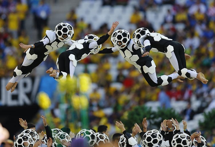 Bei der Eröffnungsfeier zur WM 2014 steht der Fußball im Mittelpunkt. Diese vier Akteure haben nicht nur Fußball um den Schädel, sondern wahrscheinlich auch im Kopf. Auch die...