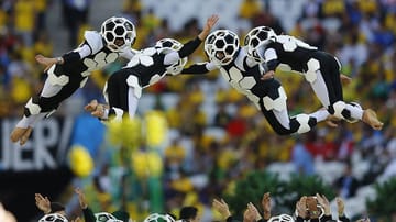 Bei der Eröffnungsfeier zur WM 2014 steht der Fußball im Mittelpunkt. Diese vier Akteure haben nicht nur Fußball um den Schädel, sondern wahrscheinlich auch im Kopf. Auch die...