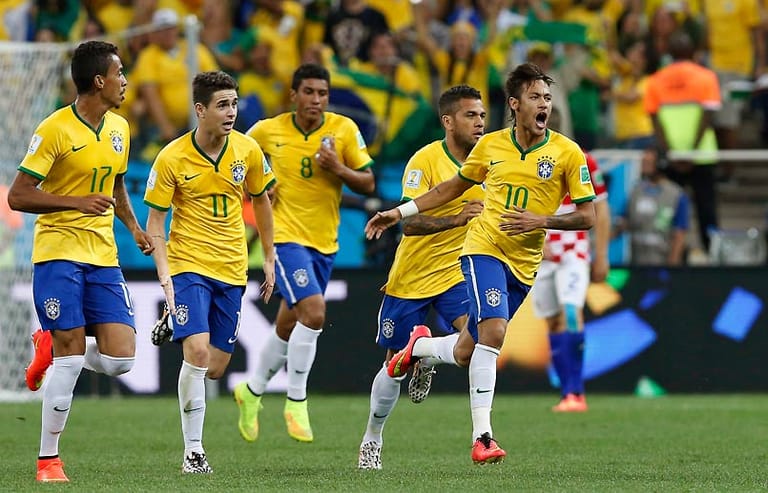 In der 29. Minute schlägt dann Brasiliens Superstar das erste Mal zu. Neymar trifft mit einem satten Linksschuss zum 1:1 und feiert danach ausgelassen.