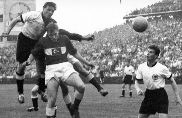 17. Juni 1954 in Bern - 4:1 gegen die Türkei: Schon im ersten WM-Spiel weist die deutsche Elf eindrucksvoll ihre Qualität in der Offensive nach. Hans Schäfer (re.), Bernhard Klodt, Ottmar Walter und Max Morlock (li.) treffen zum Start ins Turnier, an dessen Ende nach dem spektakulären 3:2 gegen Ungarn der erste WM-Titel steht.