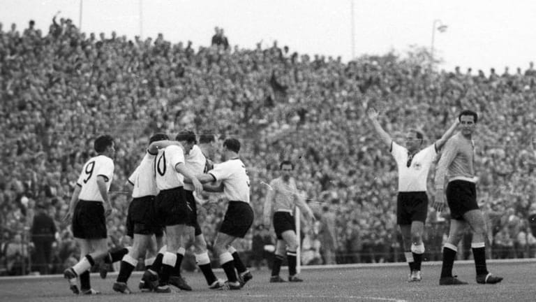 8. Juni 1958 in Malmö - 3:1 gegen Argentinien: Der zweimal erfolgreiche Routinier Helmut Rahn und der 21 Jahre alte WM-Neuling Uwe Seeler machen den Erfolg für eine starke deutsche Elf perfekt, in der der reaktivierte Fritz Walter nochmals Regie führt. Dem erneuten Einzug ins Endspiel steht Gastgeber Schweden im Weg.