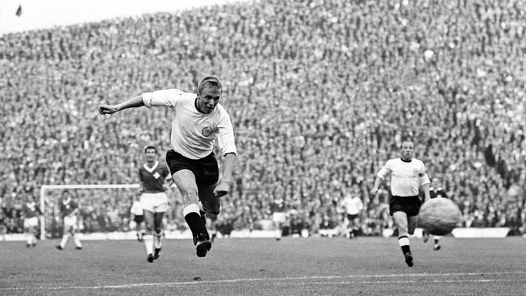 12. Juli 1966 in Sheffield - 5:0 gegen die Schweiz: Was für ein furioser Auftakt. Sigfried "Sigi" Held (schießt auf dem Bild) sowie die doppelt treffenden Helmut Haller und Franz Beckenbauer sorgen für den bis dahin höchsten deutschen Startsieg. Helmut Schöns Team zieht danach zum zweiten Mal ins WM-Finale ein, wo das "Wembley-Tor" alle Träume zunichtemacht.