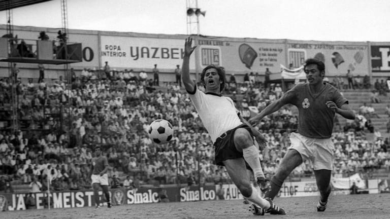 3. Juni 1970 in Leon - 2:1 gegen Marokko: Von spielerischer Leichtigkeit ist (noch) nichts zu spüren. Uwe Seeler und Gerd Müller (Bild li.) verhindern eine Blamage für die durch den Rückstand verunsicherte DFB-Elf, die sich aber anschließend mächtig steigert. Erst im Jahrhundertspiel gegen Italien endet der Siegeszug.