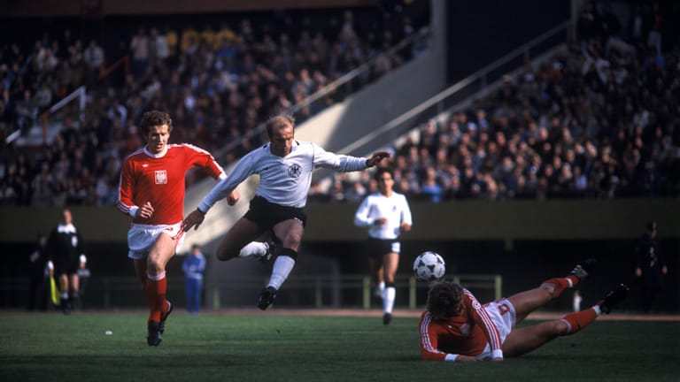 1. Juni 1978 in Buenos Aires - 0:0 gegen Polen: Rasenschach statt Fußball. Nicht nur im Auftaktspiel gibt die Angst vor einer Niederlage die Taktik vor. Gleich drei deutsche Spiele bei der WM in Argentinien enden torlos. Zum Abschied gibt's ein 2:3 gegen Österreich. Die "Schmach von Cordoba" geht in die Geschichte ein. Auf dem Bild setzt sich Erich Beer (Mi.) gegen die Polen Jerzy Gorgon (re.) und Henryk Maculewicz (li.) durch.