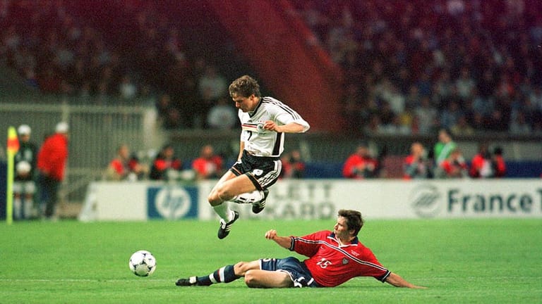 15. Juni 1998 in Paris - 2:0 gegen die USA: Und noch ein glanzloser WM-Auftakt. Andreas Möller (Bild oben) und Jürgen Klinsmann sorgen für den pflichtgemäßen Startsieg gegen die USA. Nach erneut wenig überzeugenden Darbietungen kommt das Aus zum zweiten Mal nacheinander in der Runde der letzten Acht: 0:3 gegen Kroatien.