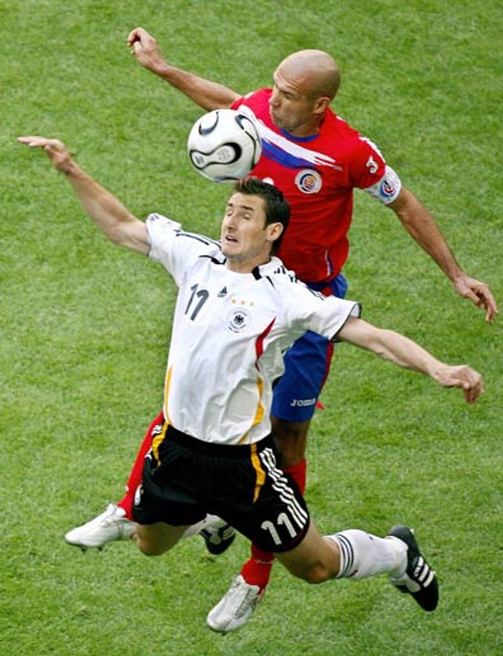 9. Juni 2006 in München - 4:2 gegen Costa Rica: Und wieder Miroslav Klose (Bild vorne): Mit zwei Treffern ist der Angreifer erneut Sieggarant zum WM-Auftakt und gibt damit das Startsignal für das deutsche Sommermärchen, dem die finale Krönung versagt bleibt. Nach dem Halbfinal-K.o. gegen Italien wird aber auch Platz drei gefeiert.
