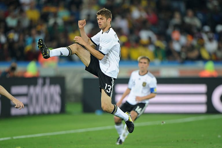 13. Juni 2010 in Durban - 4:0 gegen Australien: Miro Klose zum dritten: Auf den Routinier ist zum WM-Start wieder mal Verlass. Mit dem ersten seiner fünf Turnier-Tore feiert Jungstar Thomas Müller (Bild) einen perfekten WM-Einstand. Zum Titel reicht es für Joachim Löws Elf nicht: Im Halbfinale ist diesmal Spanien Endstation.
