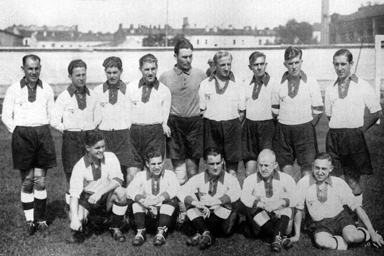 27. Mai in 1934 Florenz - 5:2 gegen Belgien: Ein Hattrick von Edmund Conen beschert der Elf von Reichstrainer Otto Nerz nach 1:2-Rückstand zur Pause den erhofften Startsieg. Stanislaus Kobierski und Otto Siffling (stehend 3. v.re.) erzielen die übrigen Treffer für das Team, das die WM in Italien als Dritter abschließt.