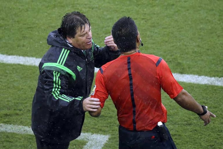 Das Geschehen auf dem Rasen bringt Mexikos Trainer Miguel Herrera auf die Palme. Mit deutlichen Worten weist er den Vierten Offiziellen auf die Fehler seines Chefs hin.