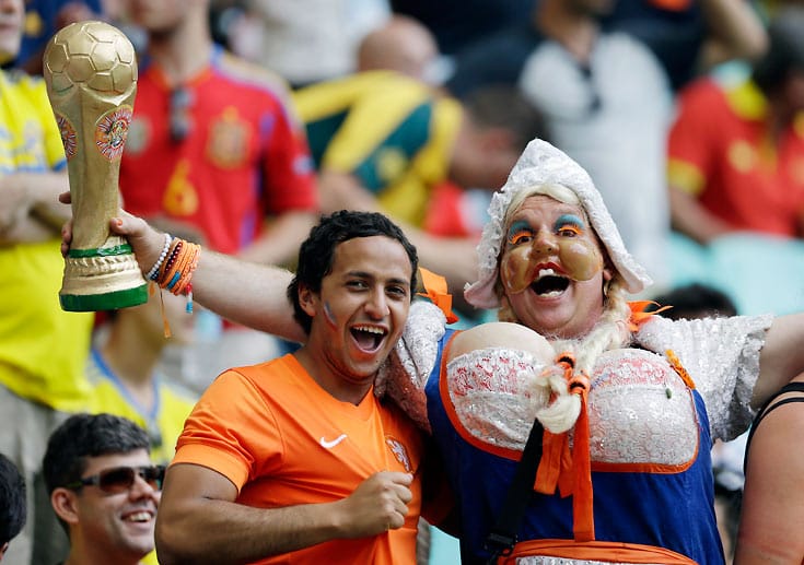 Das Treffen der Giganten fängt schon fröhlich an an. Die Fans von Oranje nutzen WM-Spiele traditionell, um sich noch hübscher herauszuputzen.