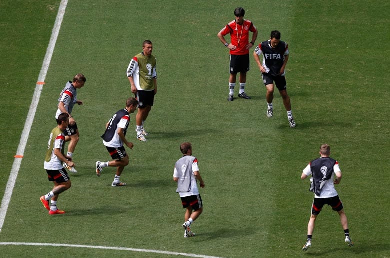 Kritisch beäugt Löw die Koordinationsübungen seiner Kicker, für die es am Montag an selber Stelle um 18 Uhr um die ersten Punkte dieser WM geht.